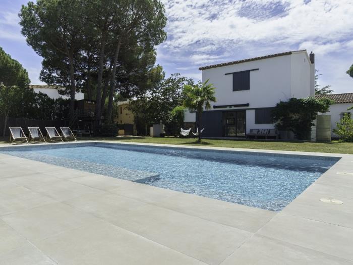 Casa exclusiva, jardín y piscina privada